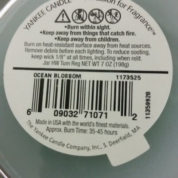 Yankee candle Ocean Blossom 7 oz - Picture 2 of 2